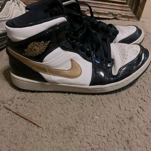 Jordan
Air Jordan 1 Mid SE black gold patent leather